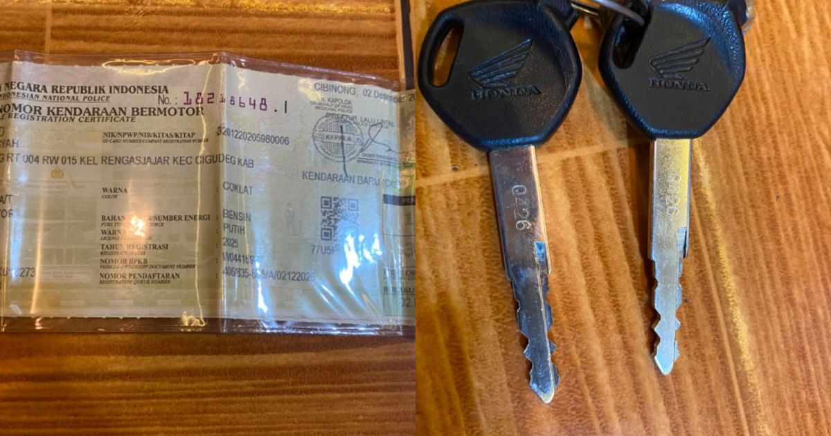 Barang bukti berupa kunci dan surat kendaraan dari motor yang hilang di Kantor Desa Rengasjajar, Kecamatan Cigudeg.
