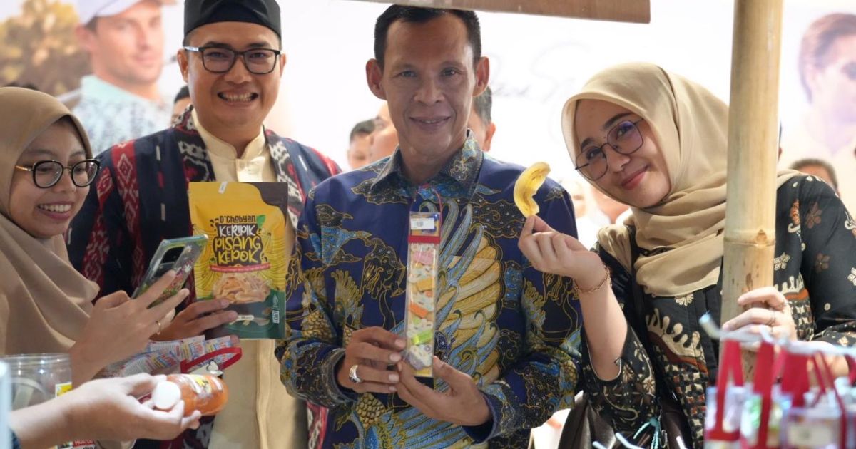 Jaro Ade bersama Pelaku UMKM memamerkan produk di Gebyar UMKM Cibinong City Mall (Dok. Diskominfo Kabupaten Bogor)