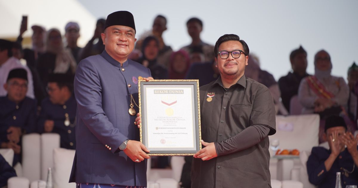 Bupati Bogor Rudy Susmanto menerima piagam Rekor MURI di Cibinong (Dok. Diskominfo Kabupaten Bogor)