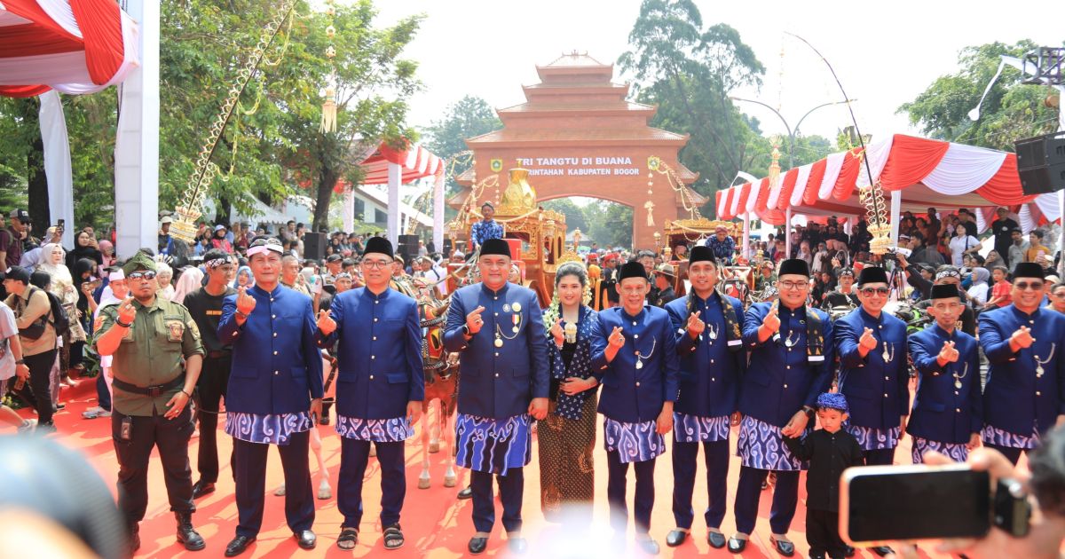 Bupati Rudy Susmanto dan Forkopimda hadiri Helaran Budaya di Alun-alun Kabupaten Bogor (Dok. Diskominfo Kabupaten Bogor)