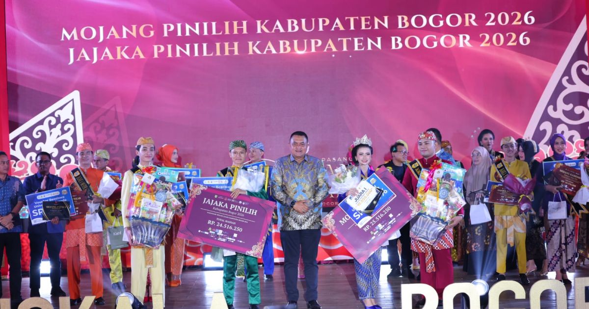 Bupati Bogor Rudy Susmanto bersama pemenang Pasanggiri Mojang Jajaka Kabupaten Bogor 2026 di Auditorium Sekretariat Daerah Cibinong (Dok. Diskominfo Kabupaten Bogor)