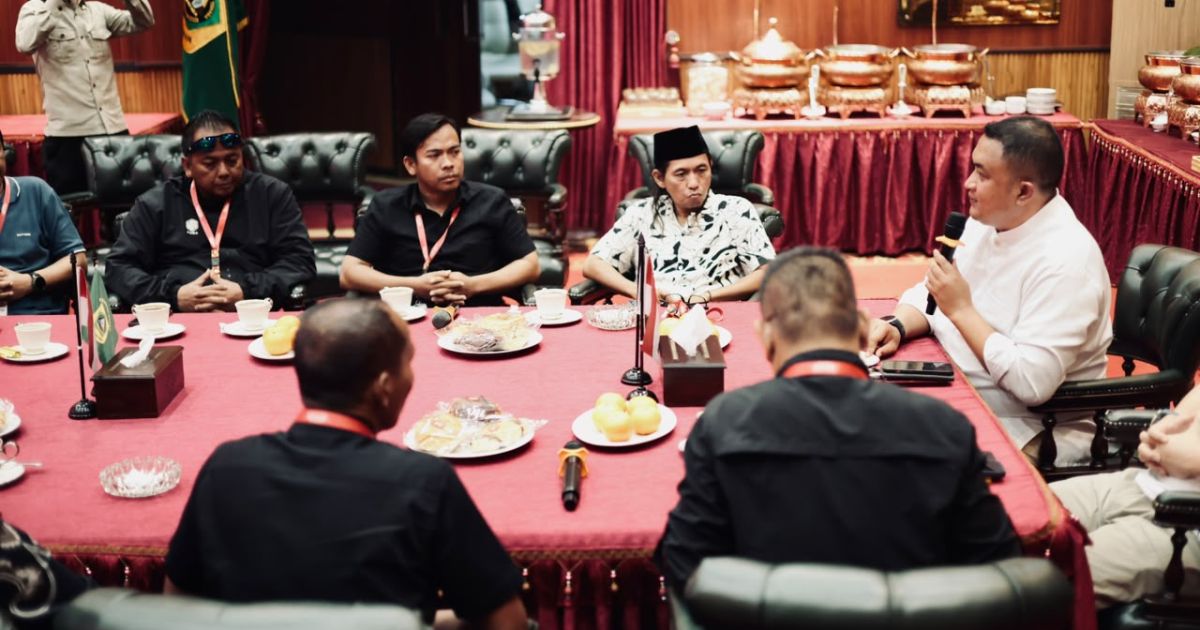 Bupati Bogor Rudy Susmanto bersama suporter Kabomania dan UPCS dalam audiensi di Pendopo Bupati Bogor, Cibinong (Dok. Diskominfo Kabupaten Bogor)