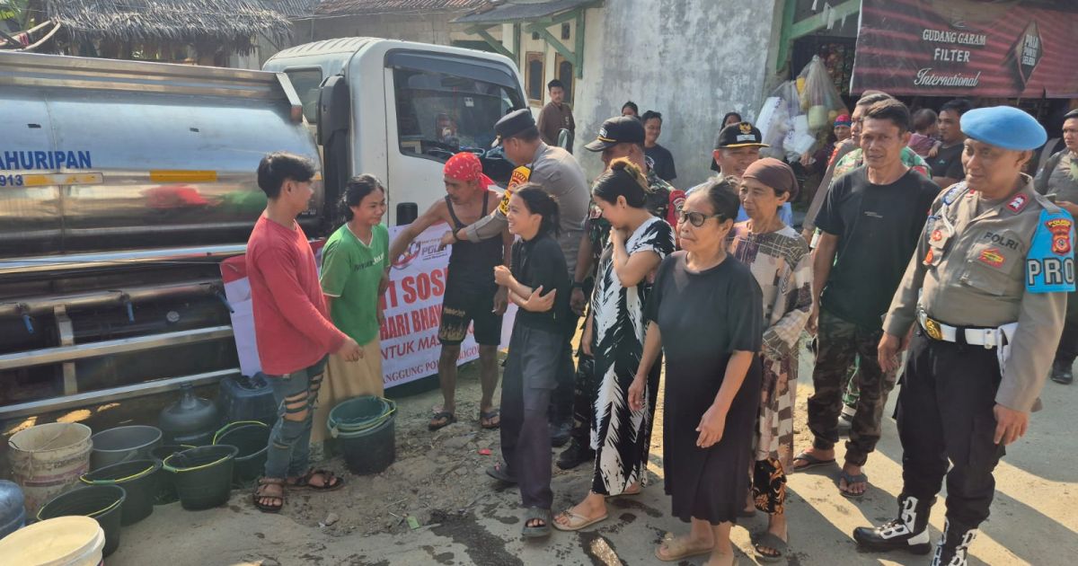Polsek Nanggung Salurkan 11.000 Liter Air Bersih ke Kalong Liud dan Hambaro
