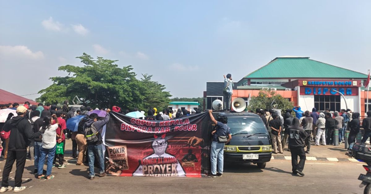 Ratusan Mahasiswa Bogor Kepung Kantor Dispora Kabupaten Bogor, Tuntut Bongkar Dugaan Pengkondisian Proyek Puluhan Miliar Rupiah