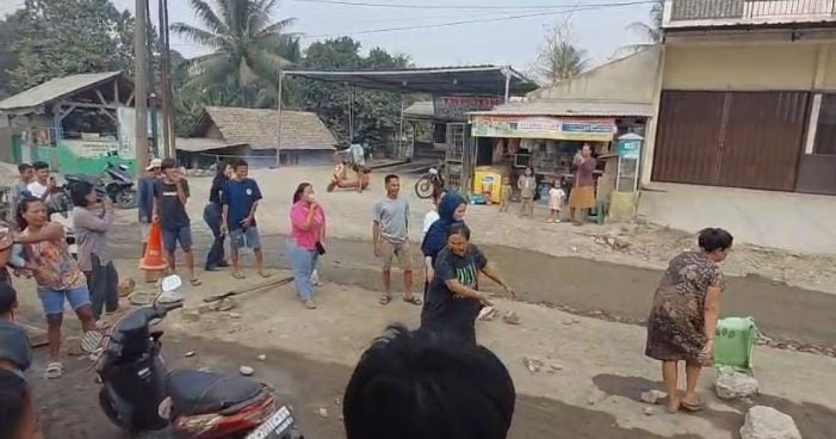 Warga Parungpanjang Tuntut Penyiraman Jalan 3 Kali Sehari