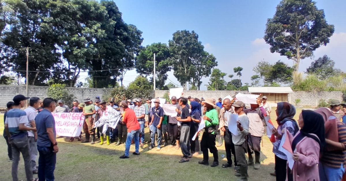 Warga Desa Pasir Jaya berkumpul membawa spanduk saat deklarasi Kelompok Tani Salak Jaya (Istimewa)