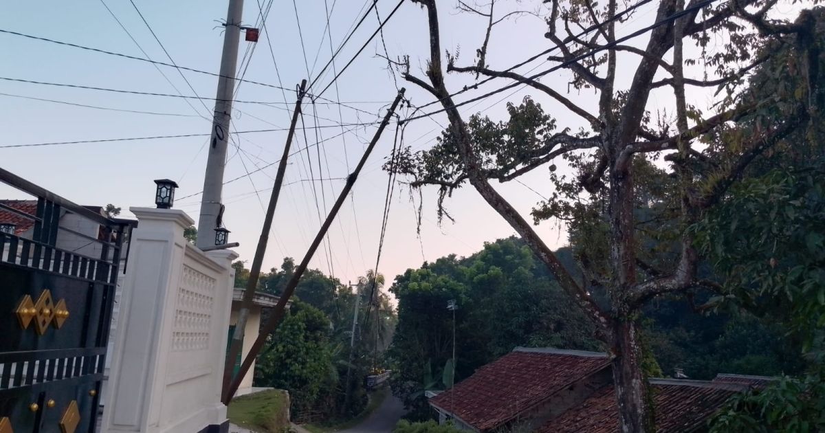 Waspada! Tiang Listrik Nyaris Roboh di Pangradin Jasinga