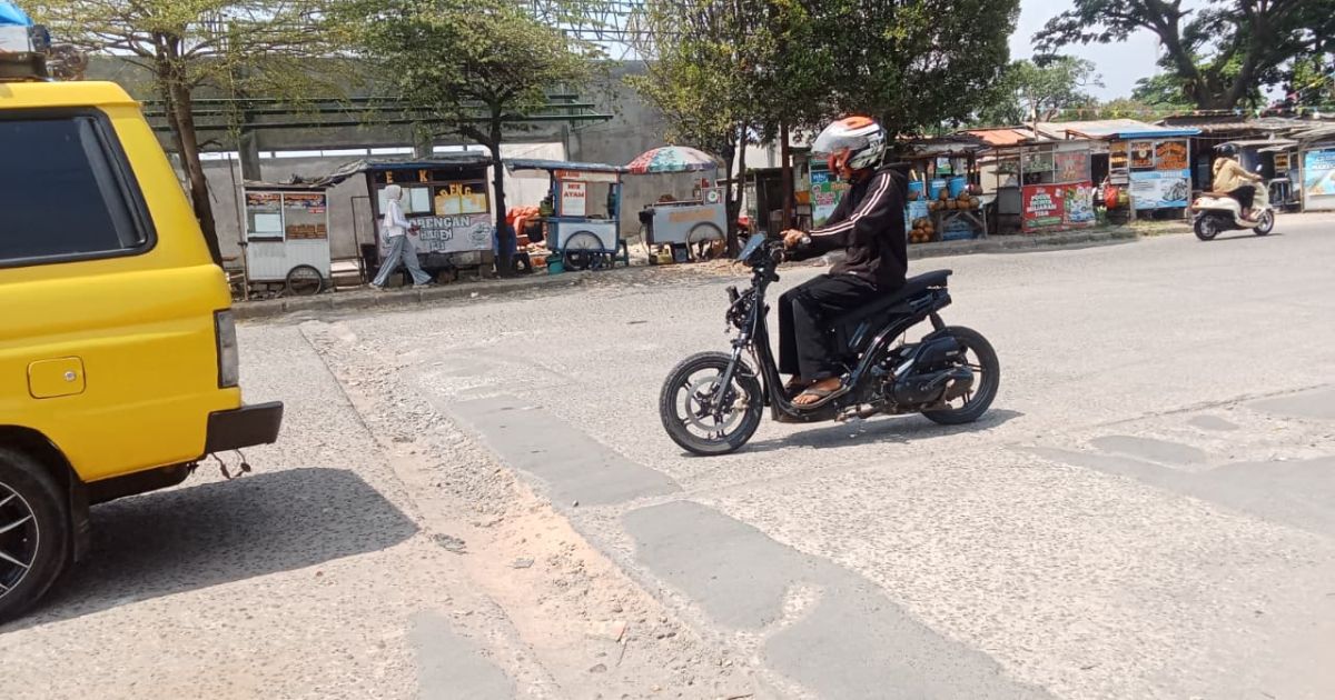 Sebulan Lebih, Jalan Lingkar Terminal Leuwiliang Bogor Tak Diperbaiki