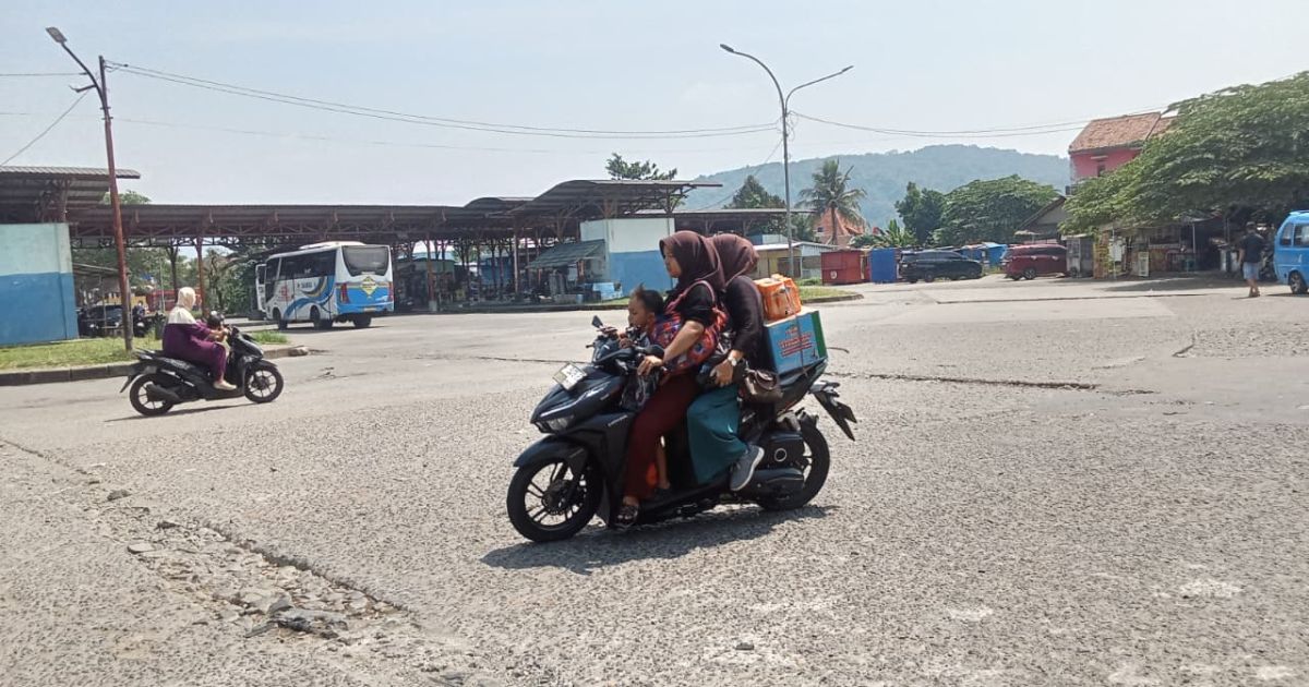 Pengendara Keluhkan Jalan Berlubang di Lingkar Terminal Leuwiliang