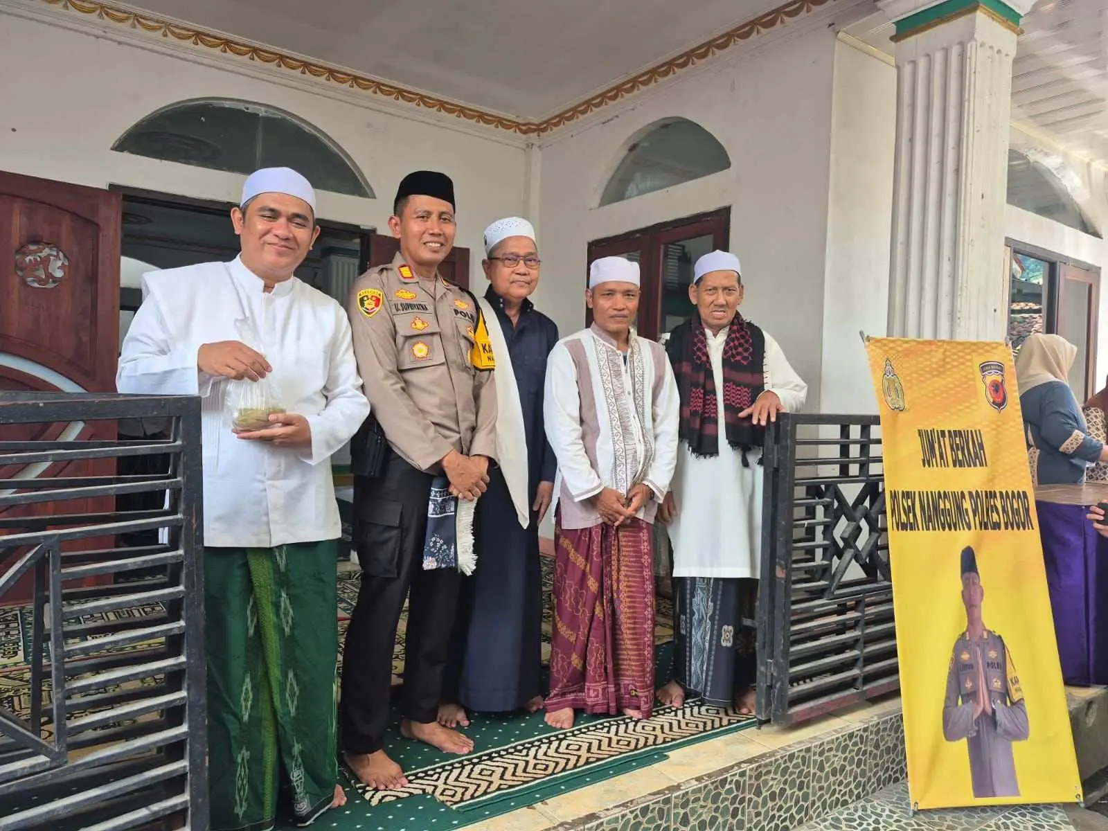 Kapolsek Nanggung Bagikan Ratusan Makanan Gratis untuk Warga