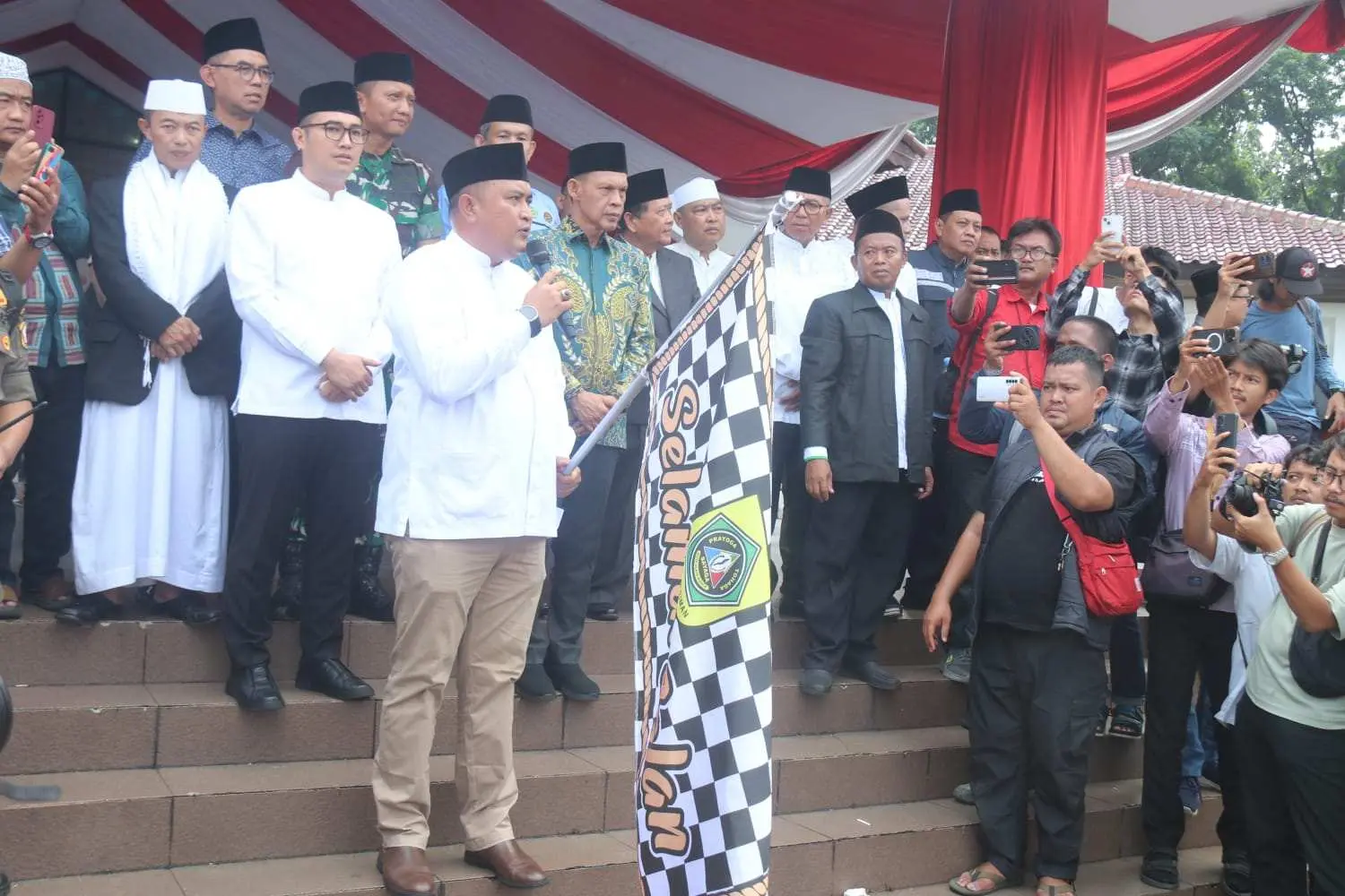 Bupati Rudy Susmanto Berangkatkan Ribuan Jamaah Haji, Ini Pesan Untuk Para Jamaah