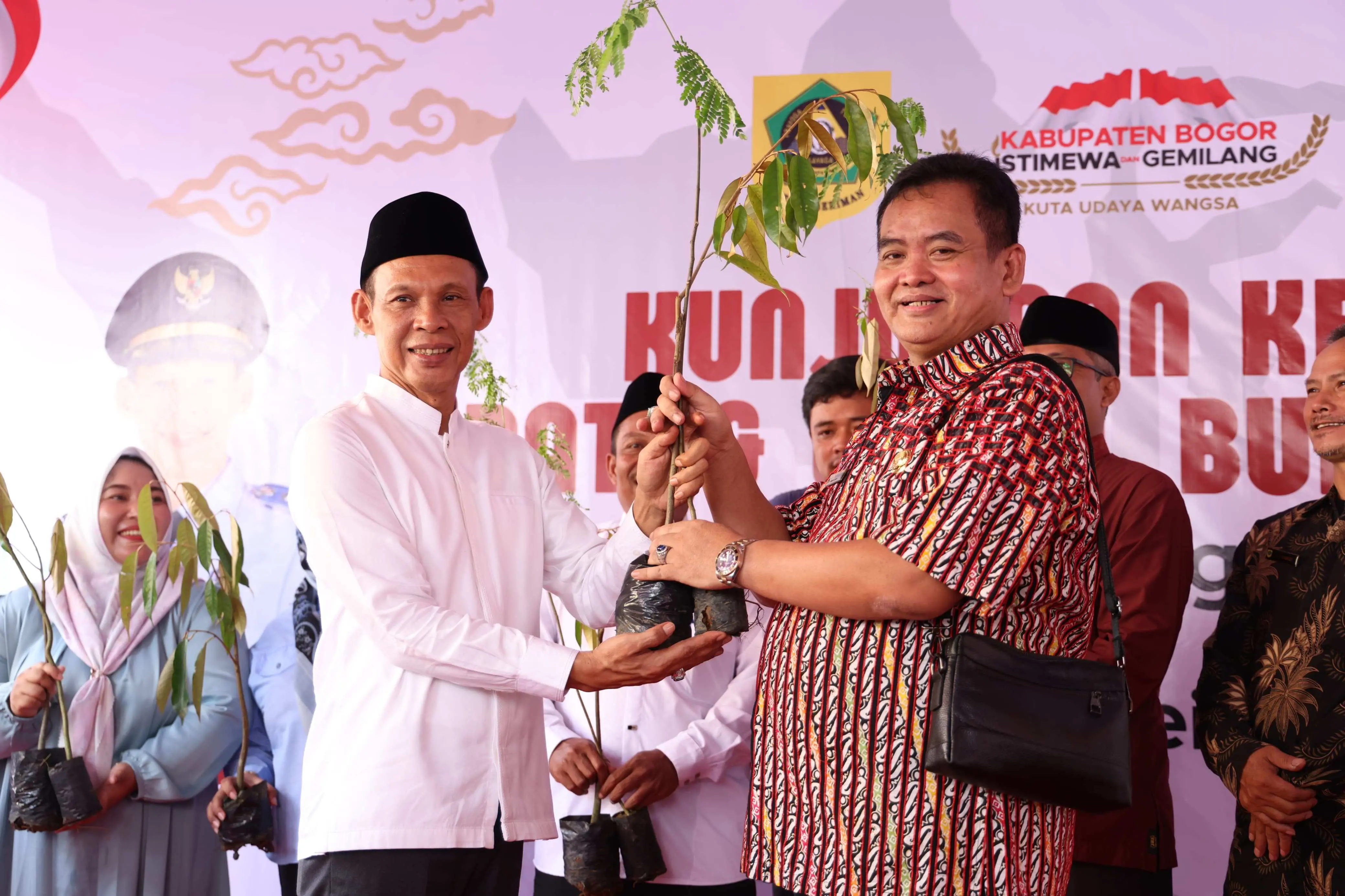 Distribusikan 500 Ribu Bibit Pohon, Wabup Ade Ruhandi Berharap Bisa Perkuat Ketahanan Pangan dan Kelestarian Lingkungan