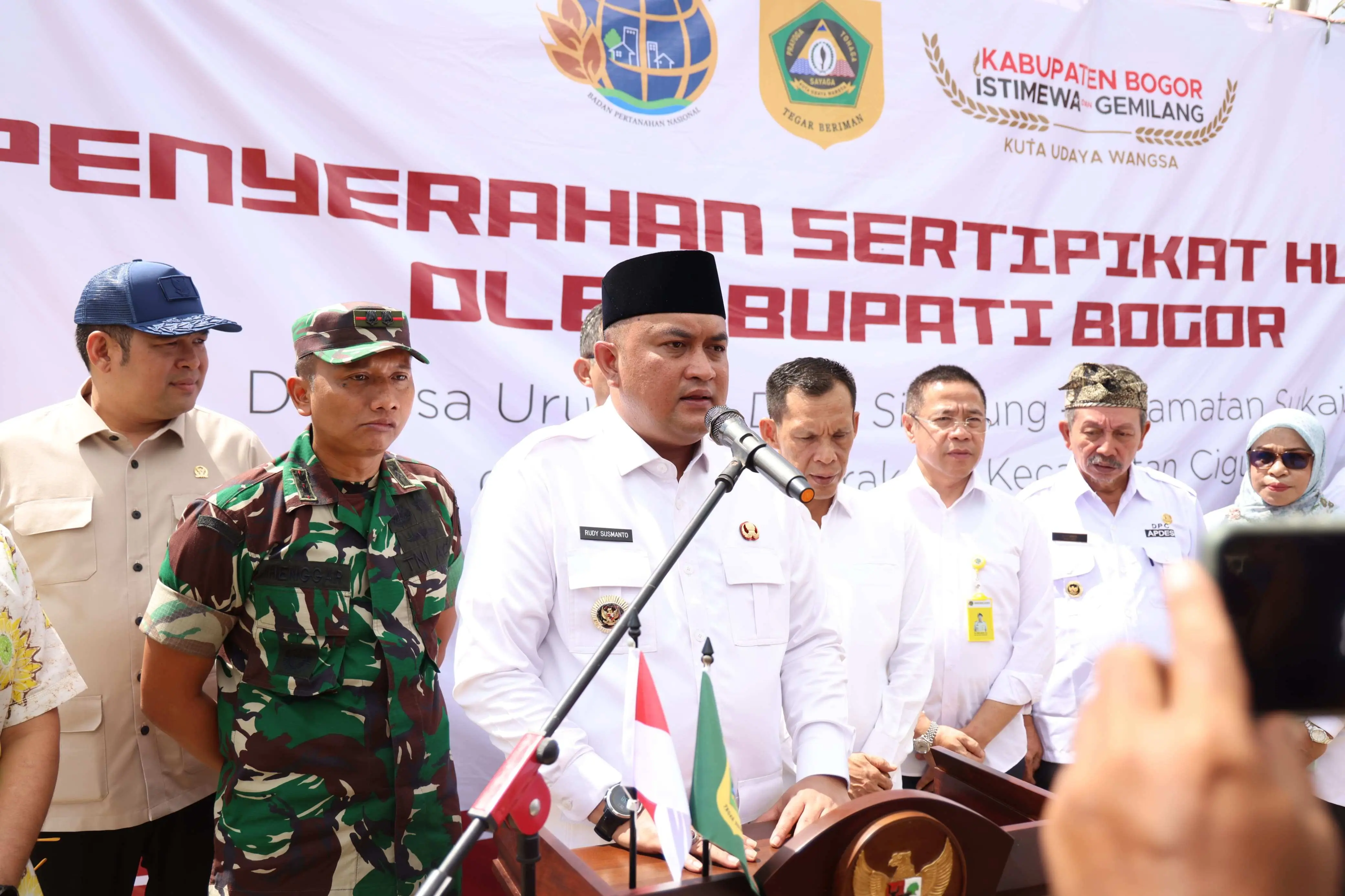 Bupati Bogor Rudy Susmanto Serahkan Sertifikat Hunian Tetap untuk Warga Terdampak Bencana di Sukajaya