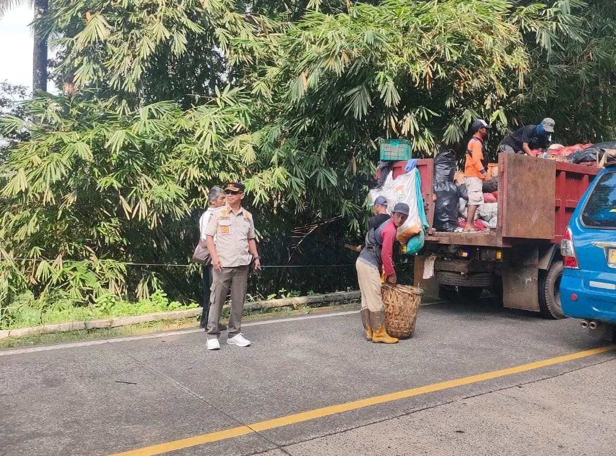 Satpol PP Leuwisadeng Intensif Patroli, Sampah Liar di Jalan Kosol Terus Dibersihkan