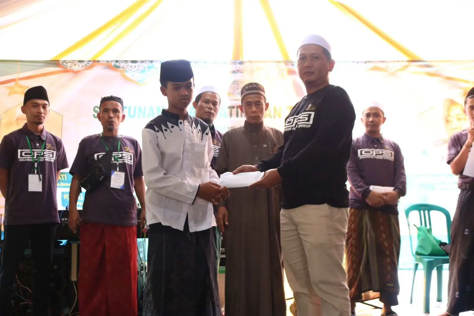 Peringati Lebaran Yatim, Organisasi Pemuda Sipeureup Santuni Anak Yatim dan Jompo di Nanggung