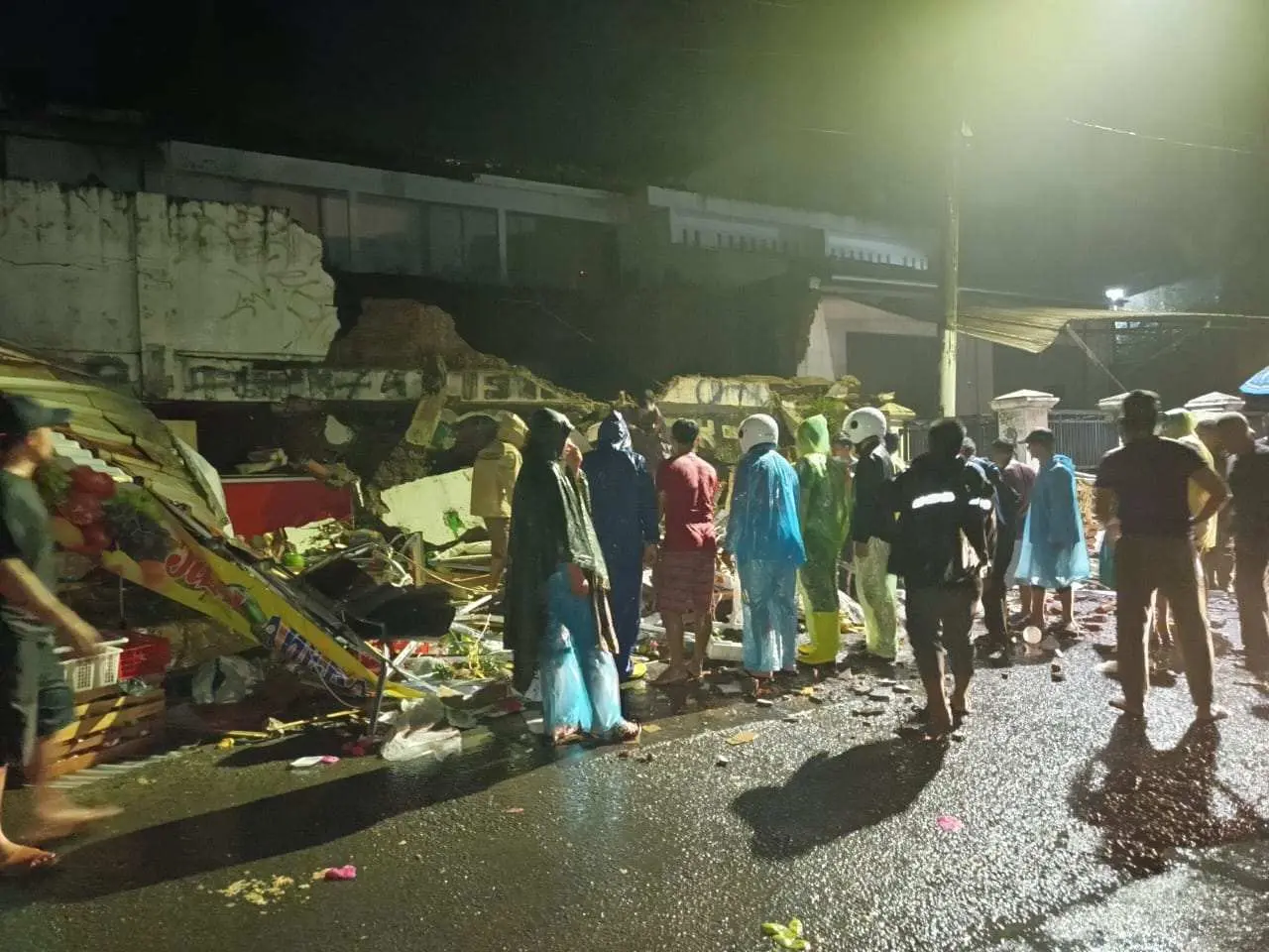 Pedagang Buah-buahan Di Leuwiliang Kritis Tertimpa Tembok TPT