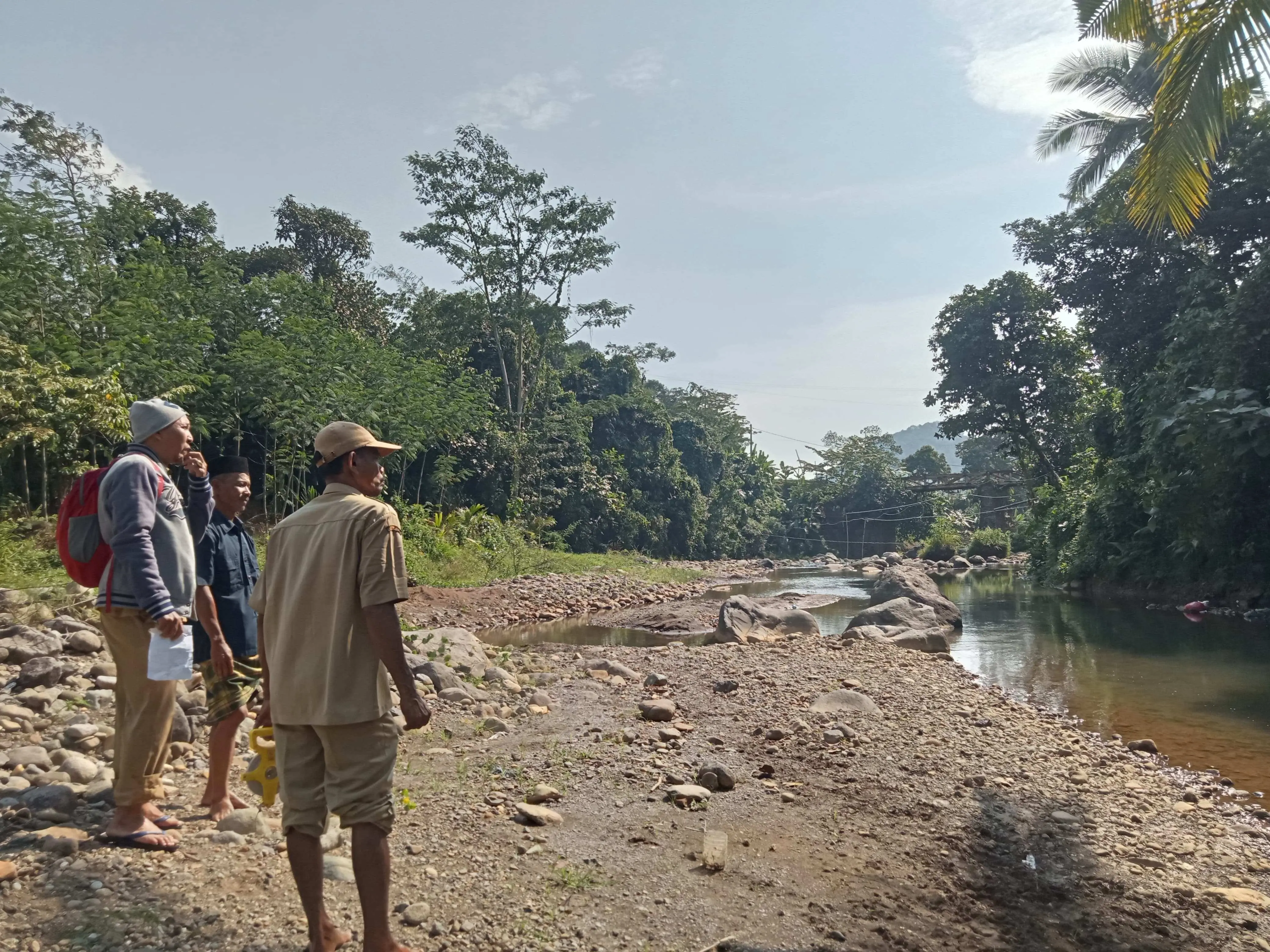 Tebing Mulai Terkikis, UPT Irigasi Wilayah V Tinjau Longsor Sungai Cipaneungteung
