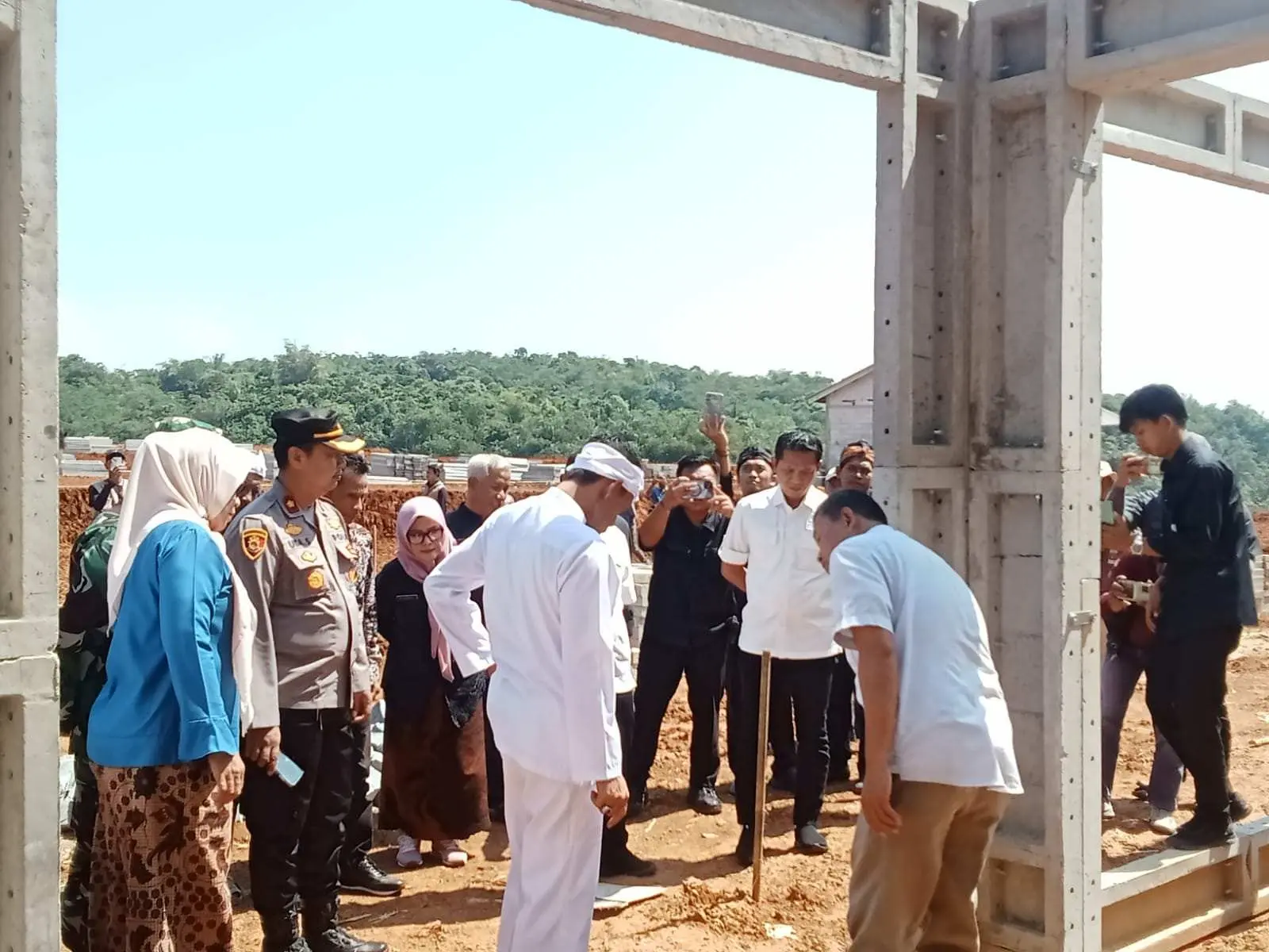 Tinjau Langsung Pembangunan Huntap di Cileuksa, Ini Kata Jaro Ade