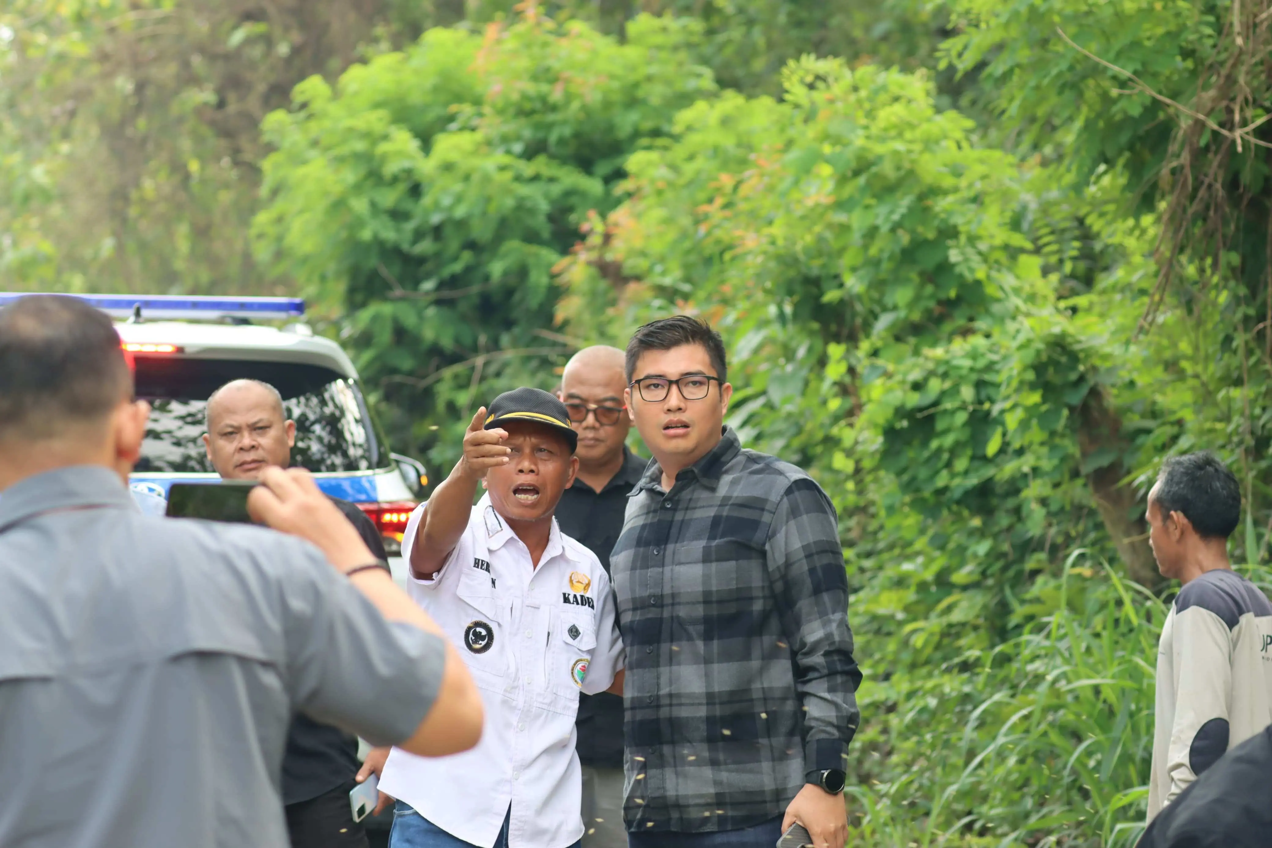 Sastra Winara Tindaklanjuti Cepat Keluhan Warga Jasinga Soal Ranting Pohon Ganggu Akses Wisata