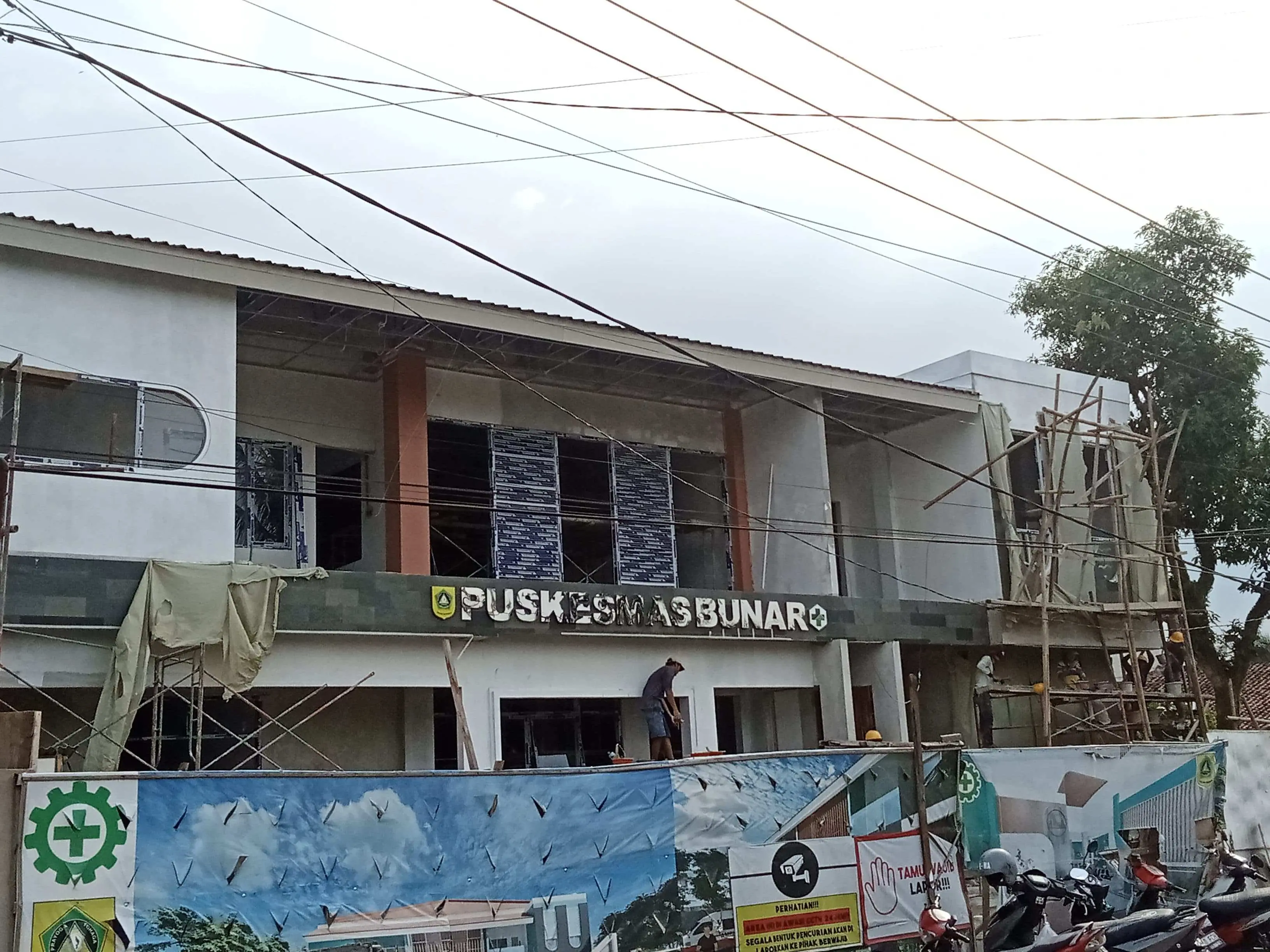 Pekerja Tanpa APD Cederai K3, Pelaksana Mangkir di Proyek Puskesmas Bunar