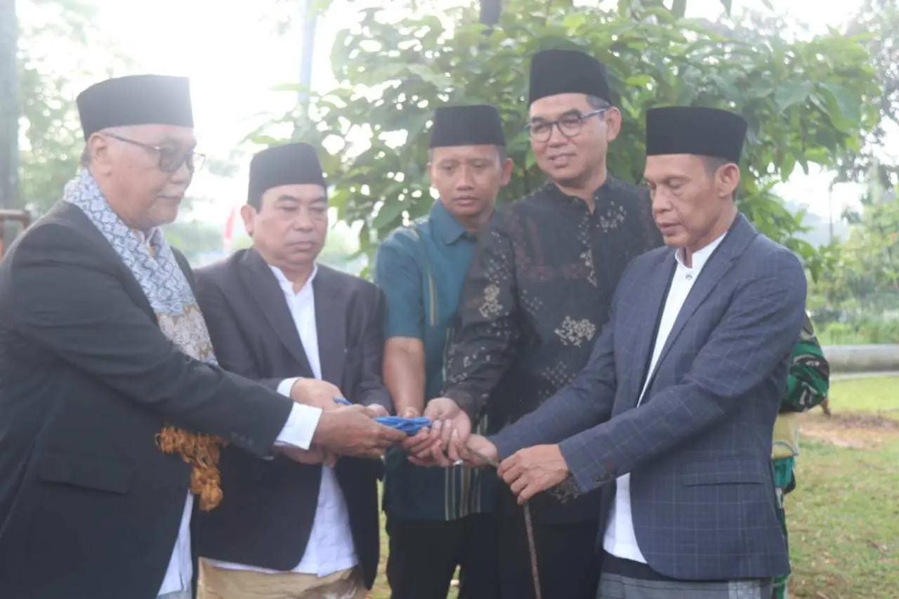 Rayakan Idul Adha 1446 H, Jaro Ade Serahkan Kurban untuk Warga Lewat Masjid dan Pesantren