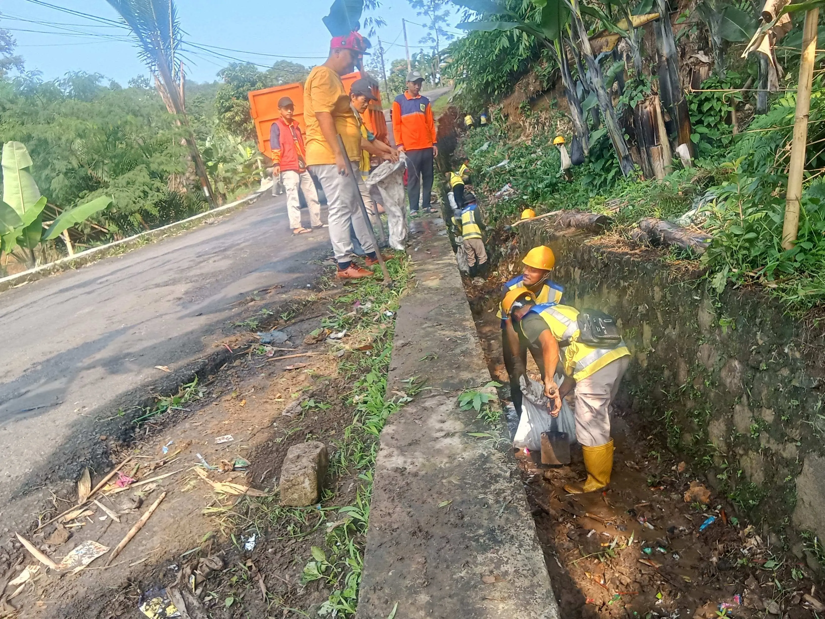 Drainase Tersumbat di Cigudeg, UPT Infrastruktur Irigasi Wilayah V dan UPT DLH Wilayah VII Jasinga Gerak Cepat