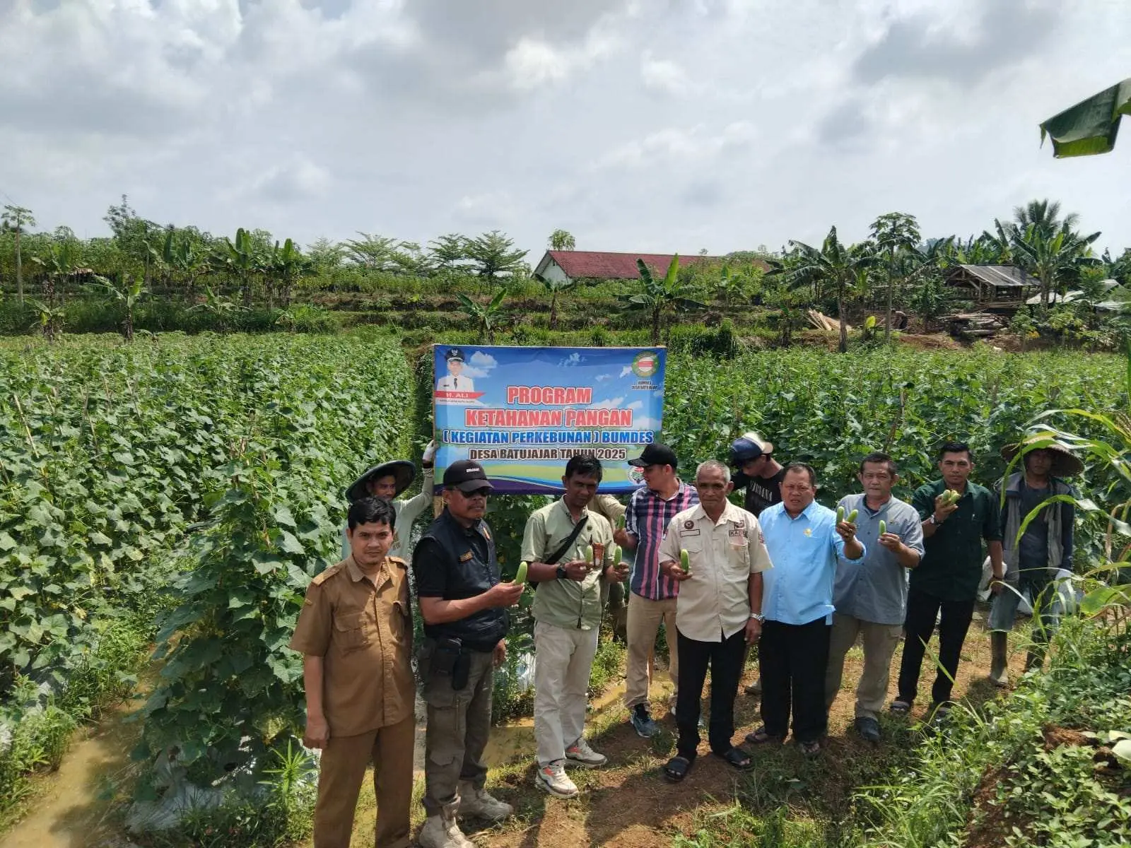 Kades Batujajar Optimalkan Dana Desa 2025 untuk Akses Jalan dan Kebun Produktif