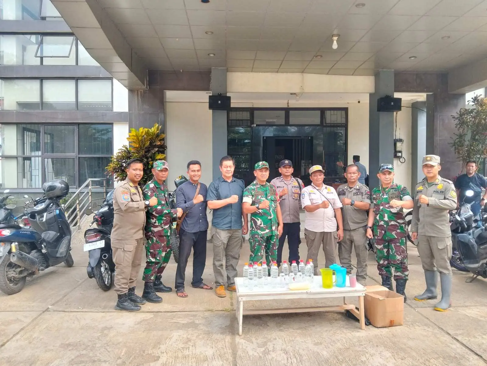 Polisi dan TNI Gerebek Penjual Miras Ciu di Cigudeg, Puluhan Botol Disita