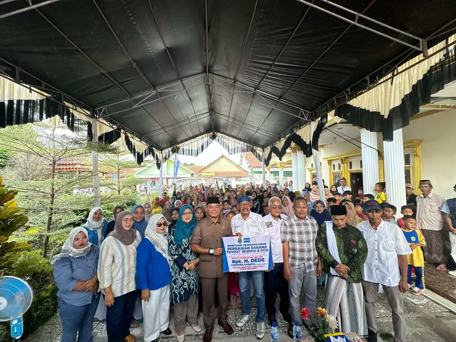 Dede Chandra Sasmita Gelar Reses di Ciampea, Langsung Salurkan Bantuan MCK Masjid
