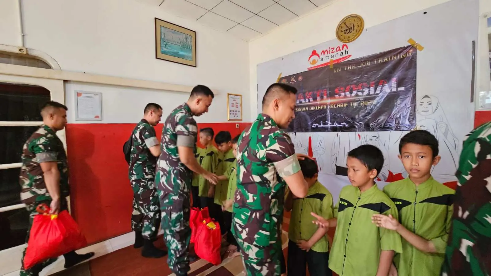 Diklapa Infanteri TNI AD Eratkan Silaturahmi Lewat Bantuan untuk 50 Anak Yatim