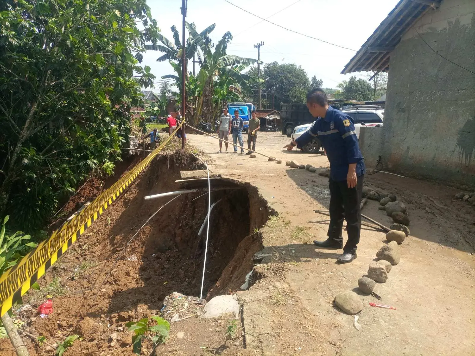 TPT Rusak Parah Akibat Longsor di Jasinga, UPT PUPR Bogor Pasang Garis Pengaman
