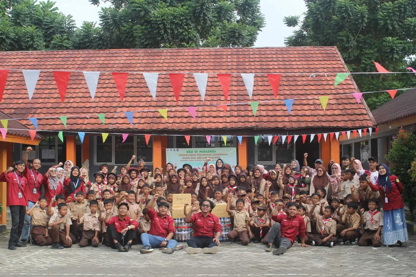 Kreatif! Mahasiswa UIKA Ajarkan Ecobrick untuk Atasi Sampah Plastik di SDN Ciomas 03
