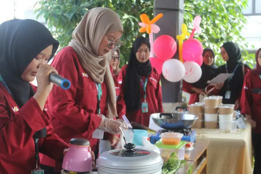Mahasiswa KKN UIKA Gelar Pelatihan Masak Nugget Bayam, Inovasi Cegah Stunting di Padasuka Ciomas