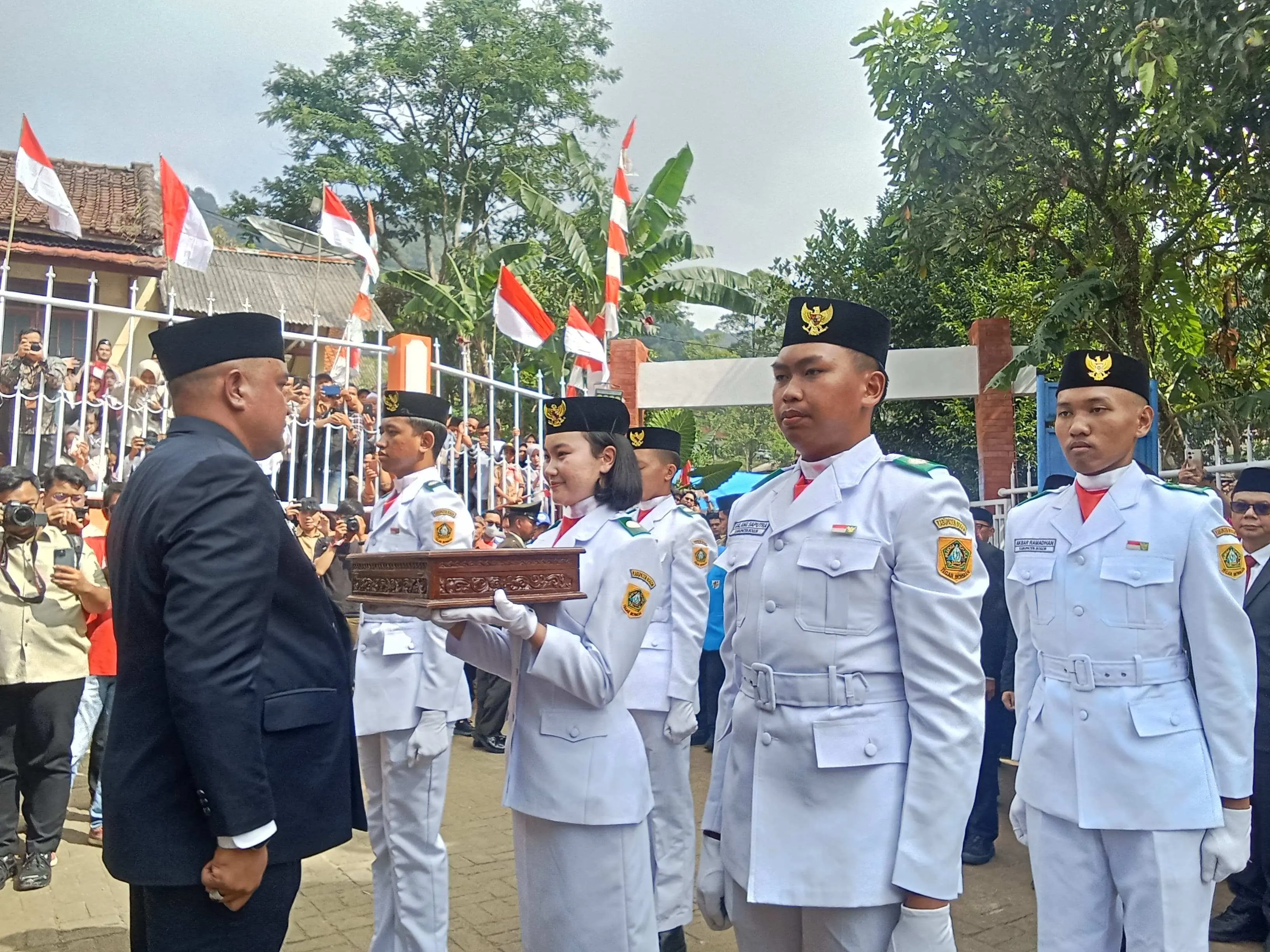 Bupati Bogor Rudi Susmanto Pimpin Kirab Bendera Pusaka Jelang 17 Agustus di Pendopo Malasari