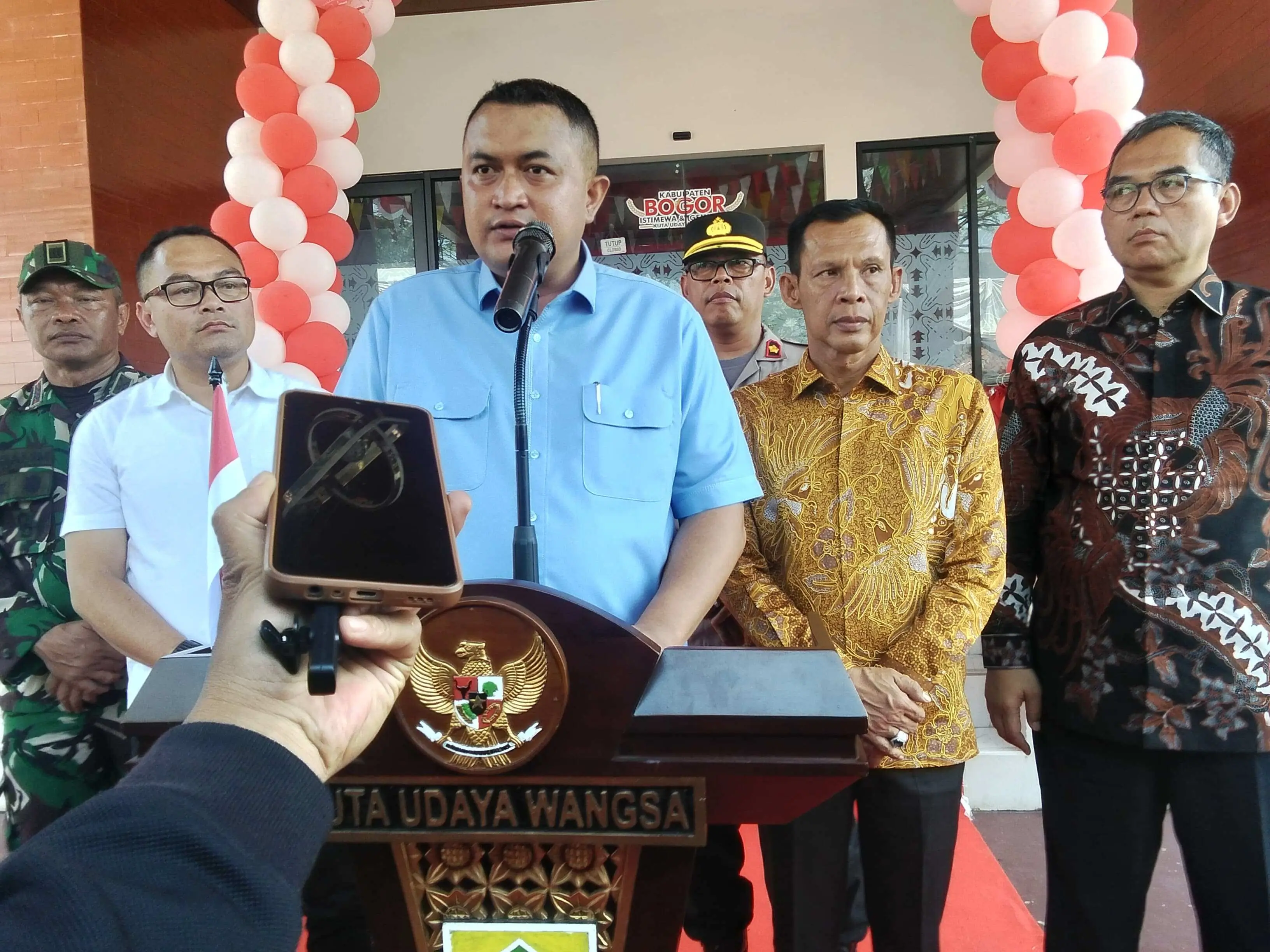 Bupati Bogor Sambut Bendera Pusaka dan Resmikan Kantor Leuwisadeng