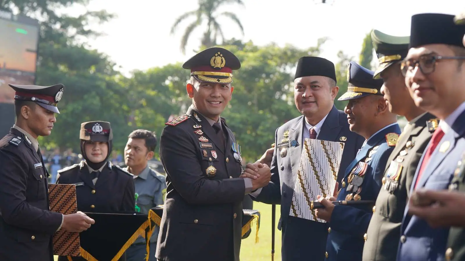 Bupati Bogor Terima Penghargaan Tokoh Pengayom Sinergitas di HUT Bhayangkara ke-79