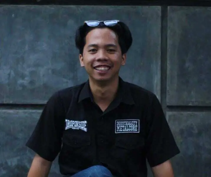Kemerdekaan Seremonial: Upacara Meriah dan Ruang Kelas Nestapa