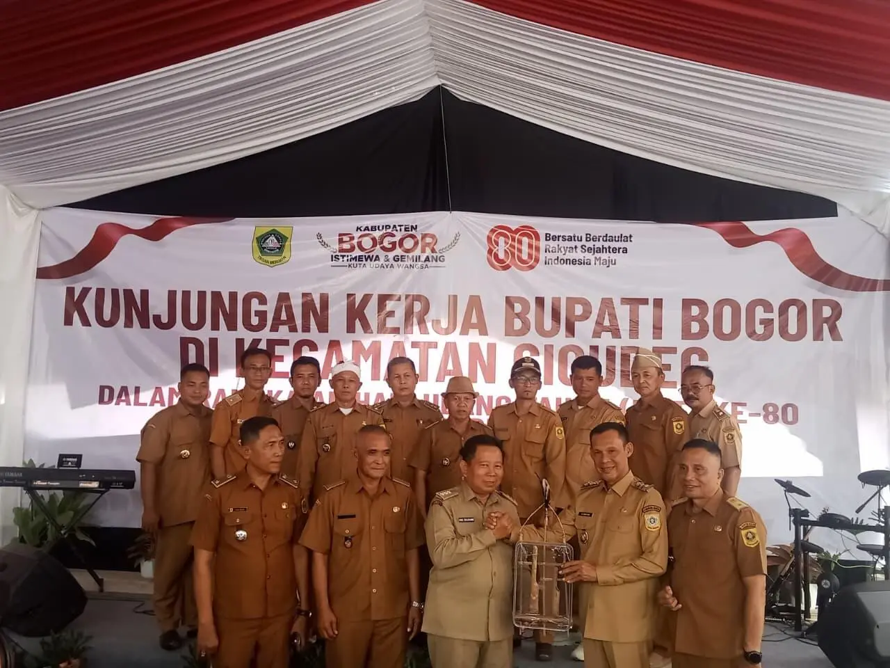Meriah! Jaro Ade Disambut Warga Cigudeg Saat Kunjungan Kerja HUT RI ke-80