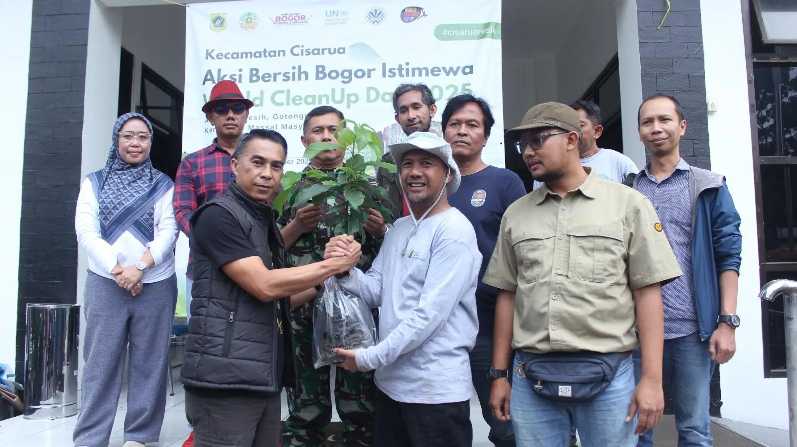 Peduli Kawasan Puncak Dan Peringati World Cleanup Day 2025, PT BAP Bareng BMSN Bagikan Seribu Bibit Gratis 