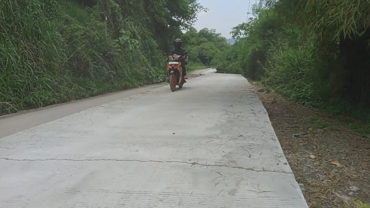 Warga Pertanyakan Proyek Jalan Prumpung Gunungsindur Cicangkal, Coran Belum Dilintasi Sudah Retak