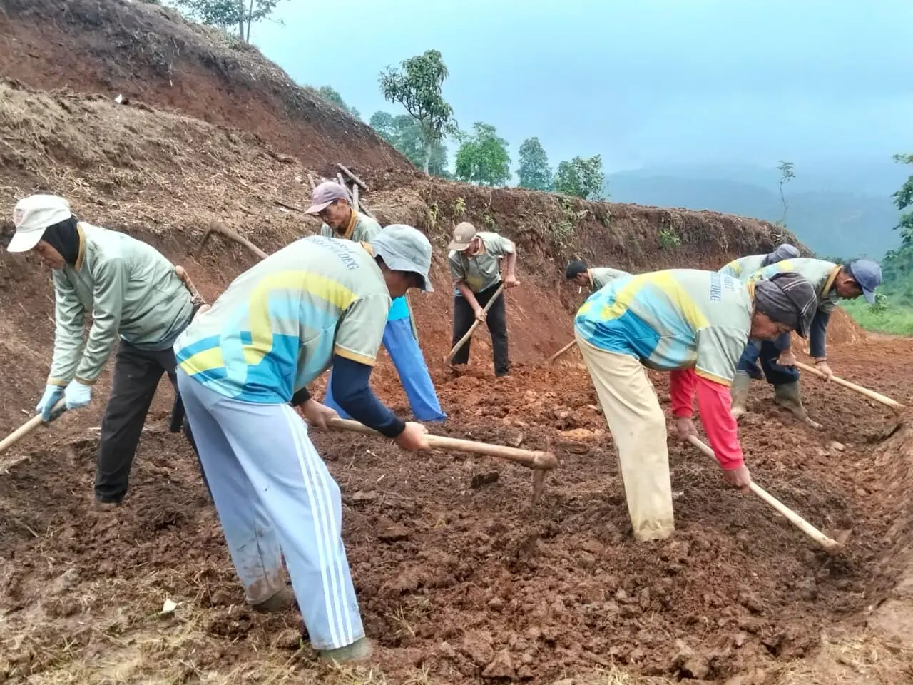 Sukseskan Program Presiden Prabowo, Polsek Cigudeg Tanam Jagung Di Desa Cileuksa