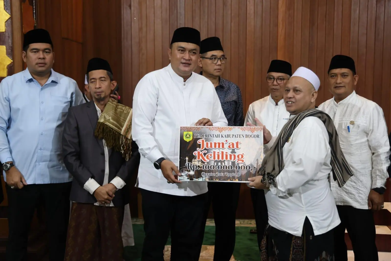 Jumling Di Masjid Al Ihsan Cibinong, Bupati Rudy Susmanto Serahkan Bantuan Rp 100 Juta