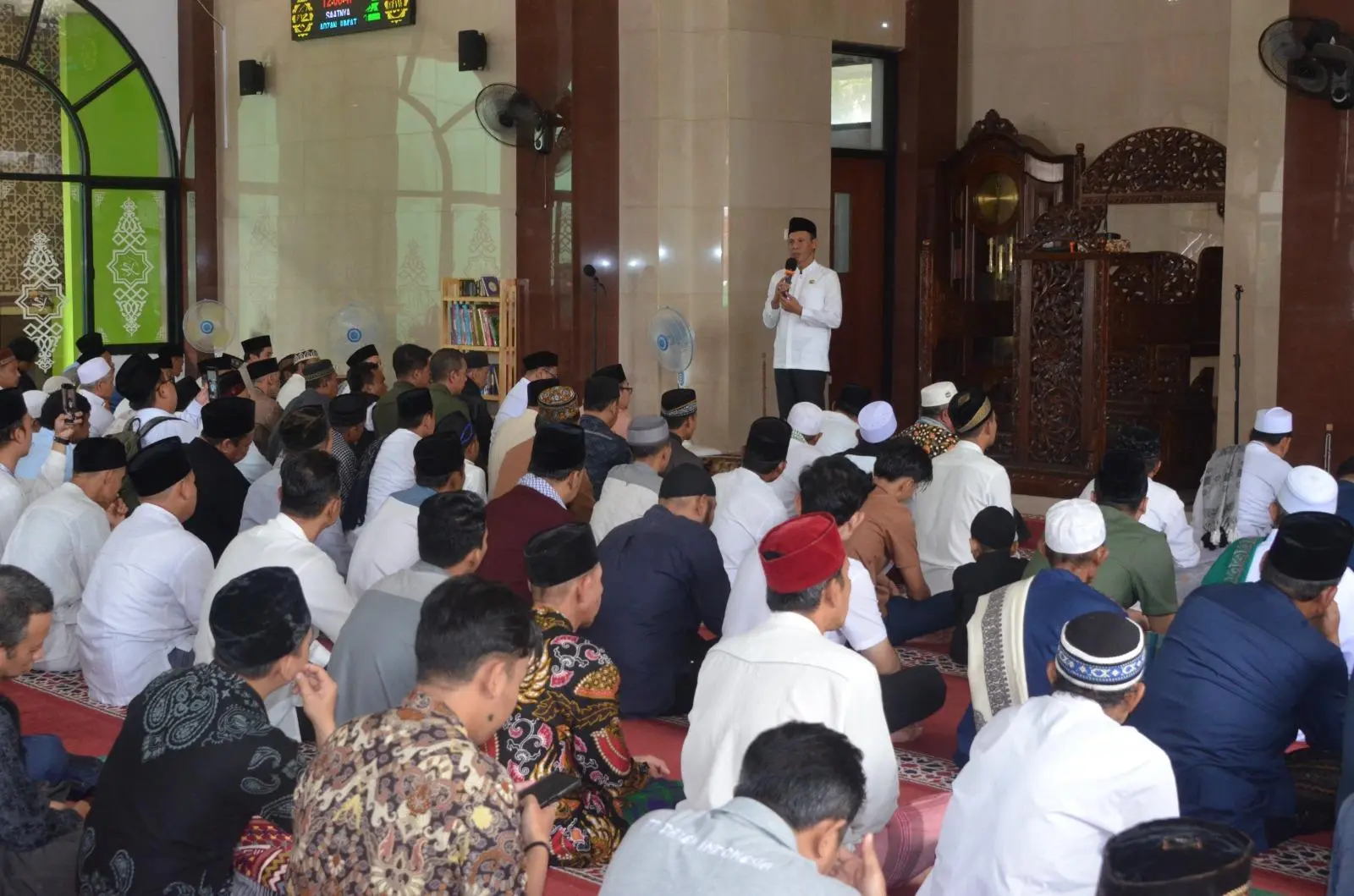 Jumling Di Masjid Al Hikmah Gunung Putri, Jaro Ade Ajak Warga Gotong Royong dan Jaga Kebersihan Lingkungan