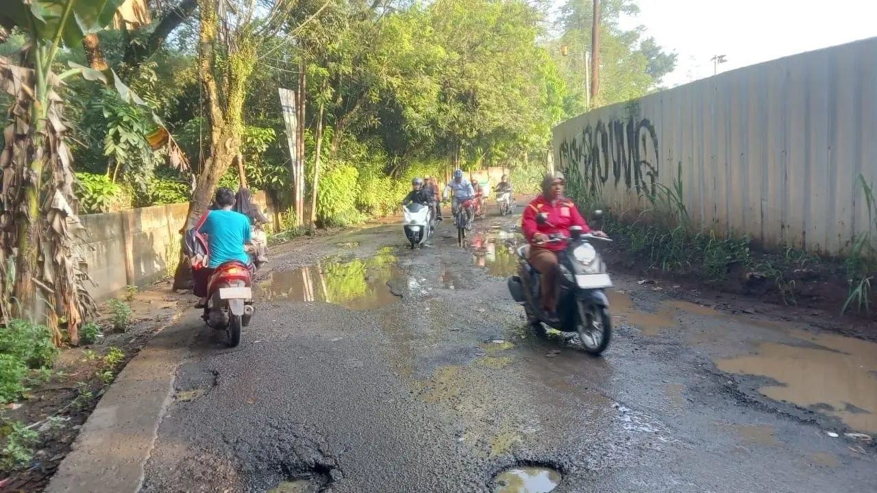 Jalan Rusak Parah di Gunungsindur Kabupaten Bogor, Akses ke Tangsel Terganggu