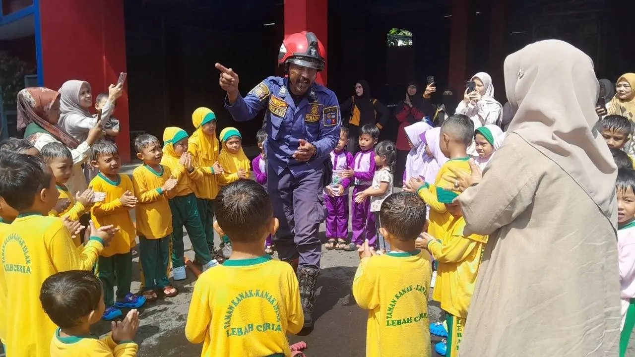 Murid TK Lebah Ceria Belajar Tanggap Kebakaran Langsung di Markas Damkar Kota Bogor