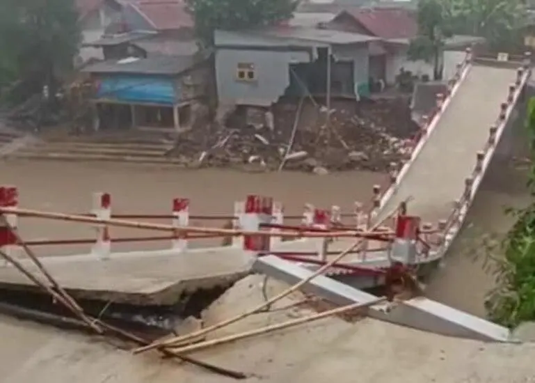 Jembatan Gobang di Rumpin Ambruk Diterjang Arus Sungai Citempuhan