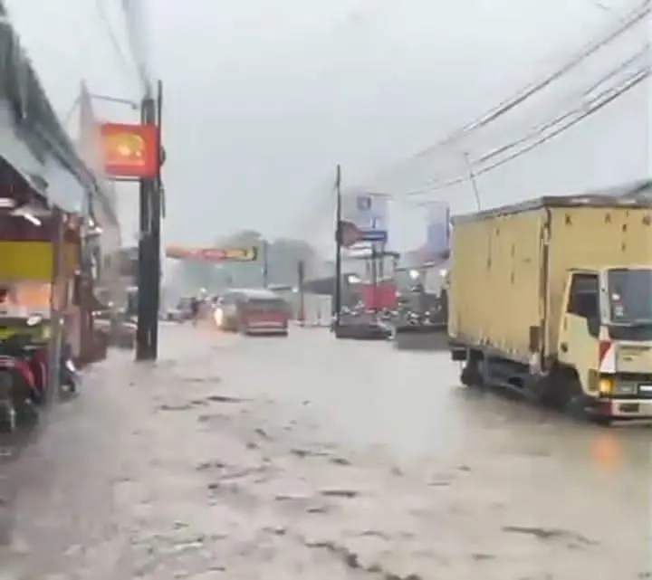 Banjir Rendam Jalan dan Ruko di Cibatok Cibungbulang, Warga Minta Normalisasi Saluran