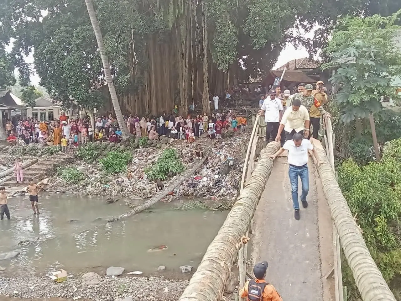 Jaro Ade Tinjau Lokasi Jembatan Ambruk di Cigudeg, Warga Tunggu Kepastian APBD