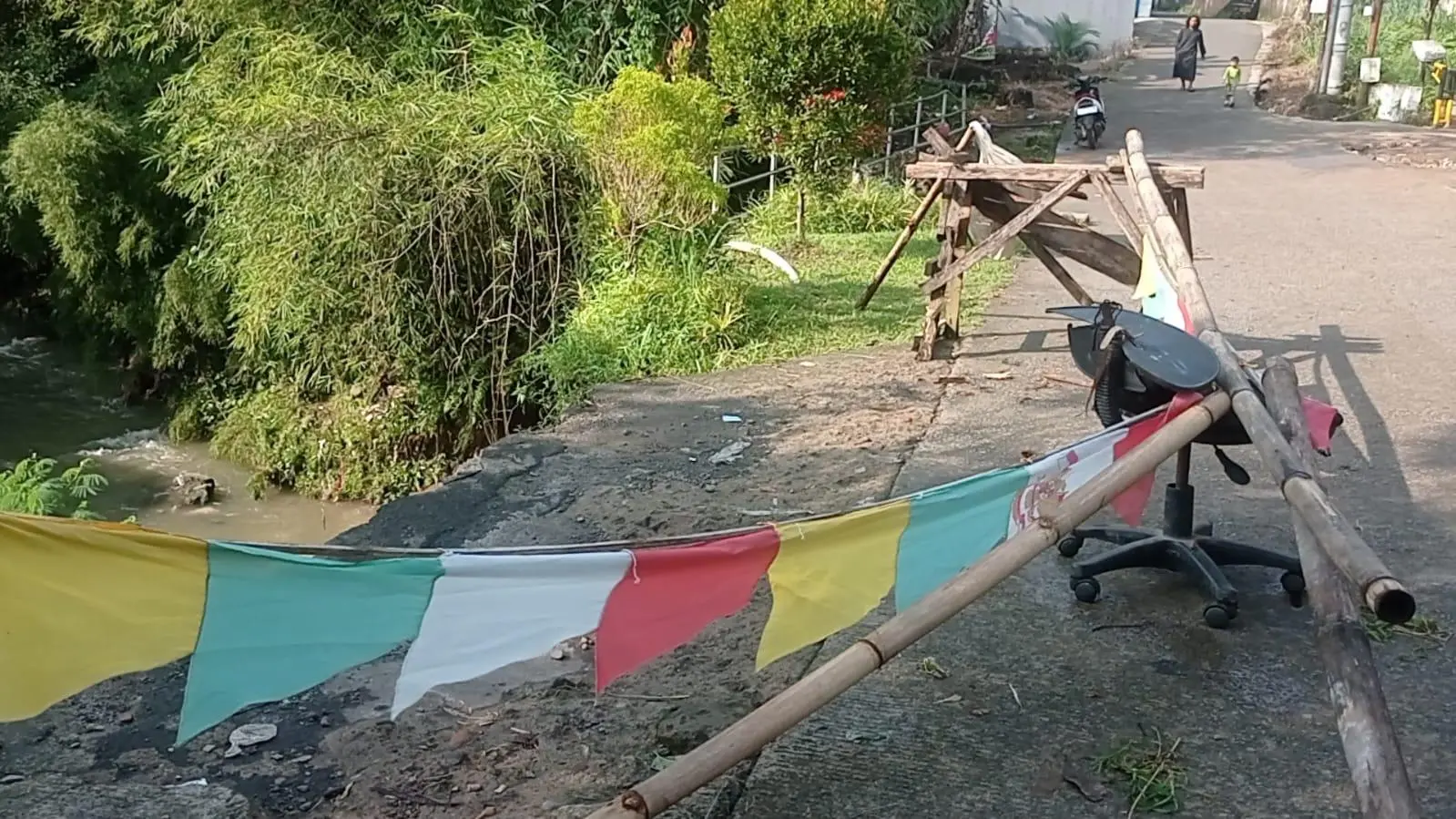 Jembatan di Sukamakmur Ciomas Ambruk Diterjang Banjir, Warga Dua Desa Terisolasi