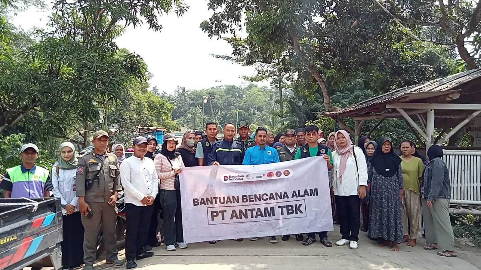 Antam Pongkor Salurkan Bantuan CSR untuk Korban Banjir di Jasinga dan Cigudeg Bogor